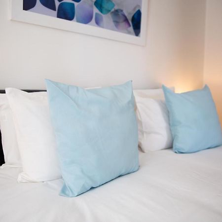 Velvet 1-Bedroom Apartment, Clockhouse, Ходдесдон Экстерьер фото