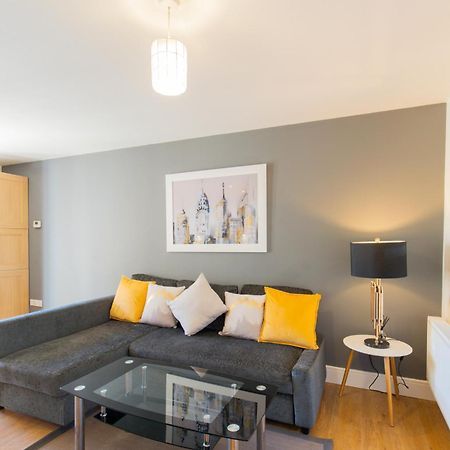 Velvet 1-Bedroom Apartment, Clockhouse, Ходдесдон Экстерьер фото