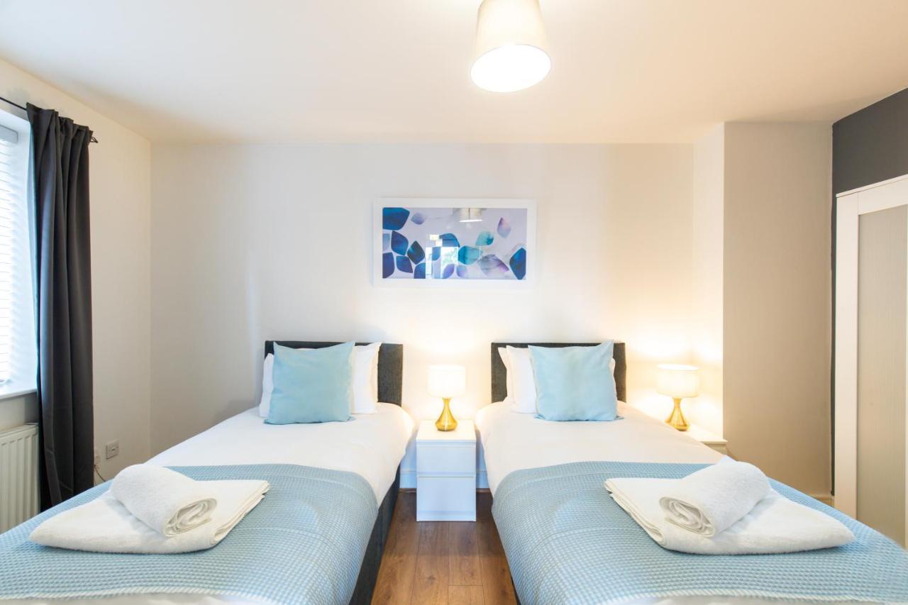 Velvet 1-Bedroom Apartment, Clockhouse, Ходдесдон Экстерьер фото