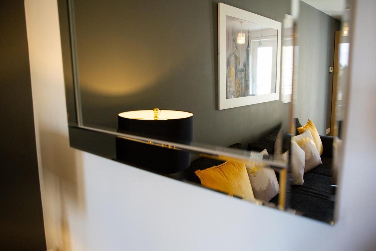 Velvet 1-Bedroom Apartment, Clockhouse, Ходдесдон Экстерьер фото